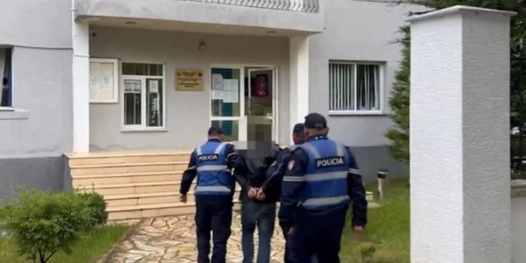 Tentoi të vriste me sëpatë fqinjin e tij, arrestohet në flagrancë 38-vjeçari