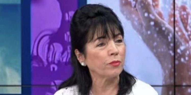 Pse shqiptarët në komunizëm laheshin vetëm një herë në javë, të dielave? Mësuesja pensioniste tregon arsyen