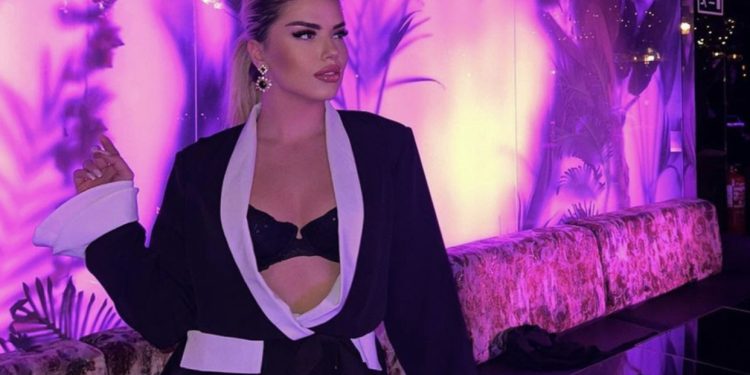 FOTO/ Deklarata e fortë e moderatores shqiptare: Ky këngëtar shqiptar më ka kërkuar s*ks, është i lidhur