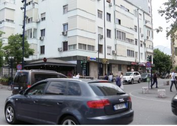 VIDEO/ Eskortat e huaja të seksit “mbushin” Tiranën, reklamimin e bëjnë hapur në…