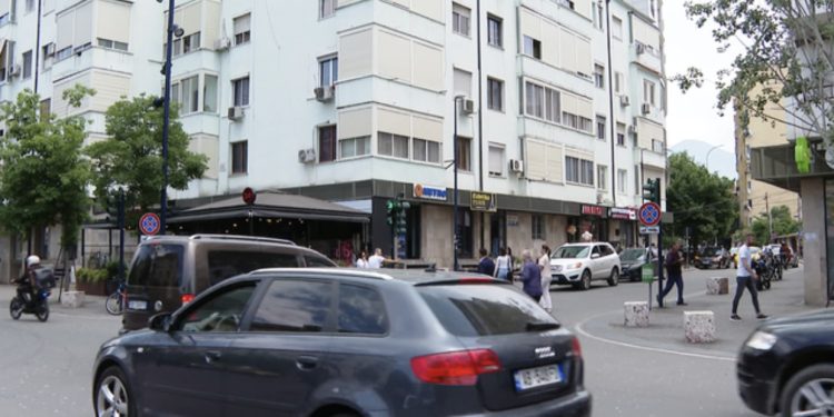 VIDEO/ Eskortat e huaja të seksit “mbushin” Tiranën, reklamimin e bëjnë hapur në…