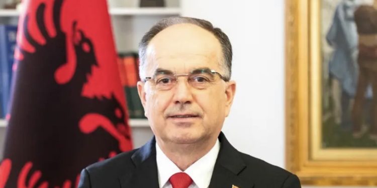 FOTO/ Presidenti firmos rritjen e pagave për veten, deputetët, qeverinë dhe administratën