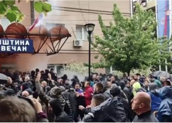 Gaz lotsjellës dhe të shtëna me armë zjarri në Zveçan të Kosovës