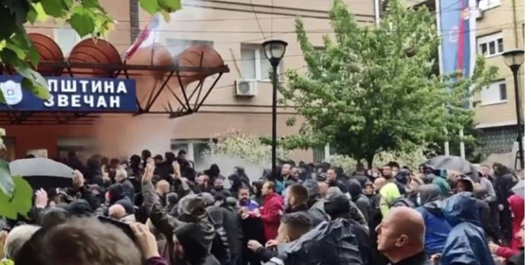 Gaz lotsjellës dhe të shtëna me armë zjarri në Zveçan të Kosovës