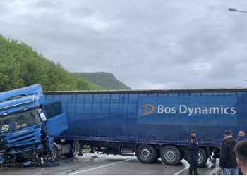 VIDEO/ Pogradec/ Shoferi humb kontrollin e kamionit, bllokohet qarkullimi
