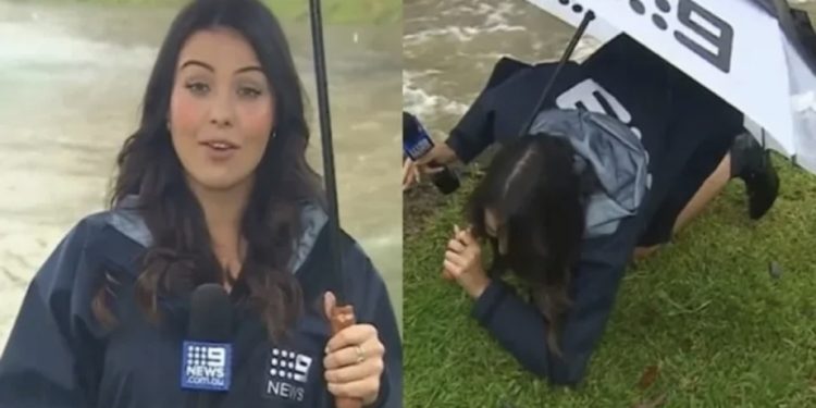 VIDEO që po bën “xhiron” e rrjetit, gazetarja e motit rrëshket dhe bie gjatë transmetimit “live”