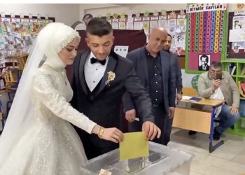 FOTO/ Çifti voton ditën e kurorëzimit