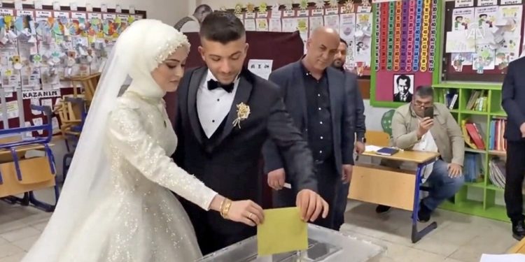 FOTO/ Çifti voton ditën e kurorëzimit