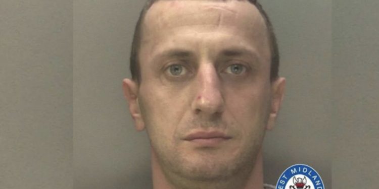 FOTO/ Goditi 62 herë me thikë një burrë, shqiptari i dënuar përjetë në Angli do vuajë dënimin në Shqipëri