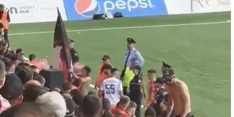 VIDEO/ Një tifoz humb ndjenjat, ndërpritet loja dhe ndërhyn menjëherë stafi mjekësor i Partizanit