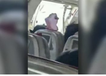 VIDEO: Dera e avionit hapet gjatë fluturimit, panik mes pasagjerëve