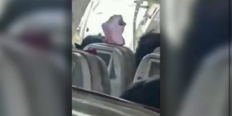 VIDEO: Dera e avionit hapet gjatë fluturimit, panik mes pasagjerëve