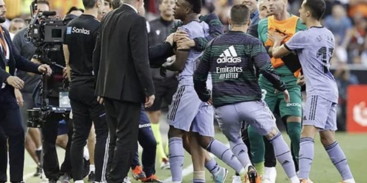 “Majmun”, i gjithë stadiumi në kor kundër Vinicius/ Reagimi i brazilianit dhe Ancelottit: Turp!