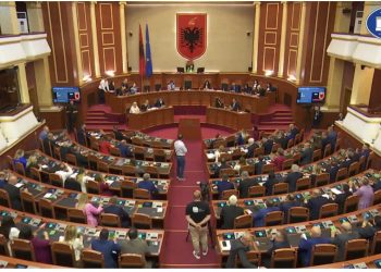 Zyrtare! Kuvendi miraton rritjen e pagave për administratën, ministrat dhe deputetët