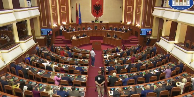 Zyrtare! Kuvendi miraton rritjen e pagave për administratën, ministrat dhe deputetët