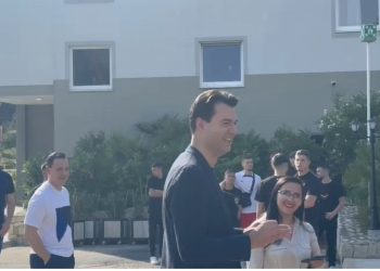 VIDEO/ PD po kërkon kryetar! Basha rikthehet i buzëqeshur