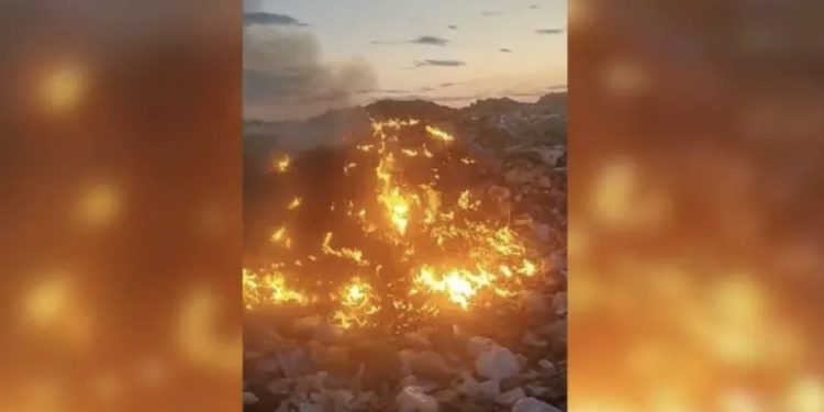 Zjarr në Vlorë, përfshihet nga flakët vendgrumbullimi i plehrave