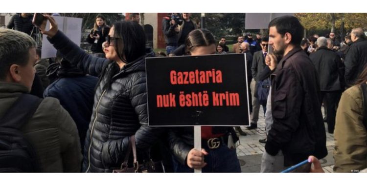 RSF: Gazetarët në Shqipëri, viktima të krimit të organizuar dhe dhunës policore