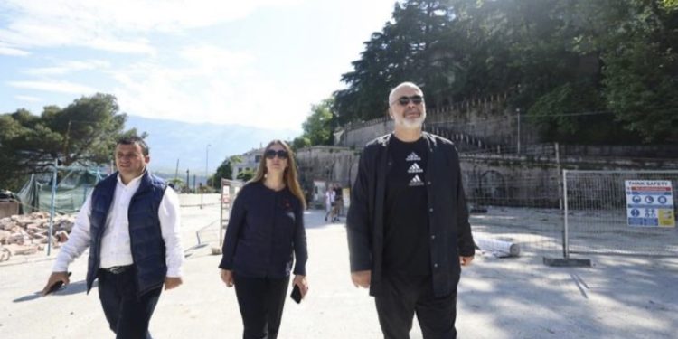 Rama vazhdon turin e falënderimeve në Gjirokastër, viziton edhe Lazaratin që nuk e votoi