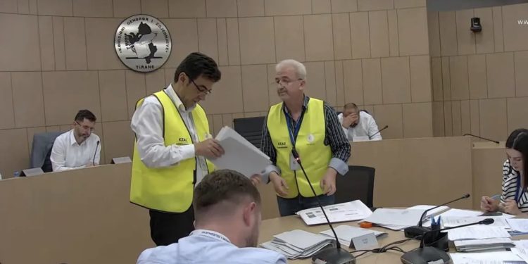 VIDEO/ Të burgosurit i dhanë fitoren socialistit! Hapen kutitë në Rrogozhinë