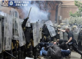 Analiza e CNN: Pse serbët sulmuan NATO-n në Kosovë, çfarë pritet të ndodhë dhe si po përfiton Vuçiç