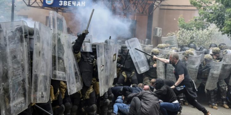 Analiza e CNN: Pse serbët sulmuan NATO-n në Kosovë, çfarë pritet të ndodhë dhe si po përfiton Vuçiç