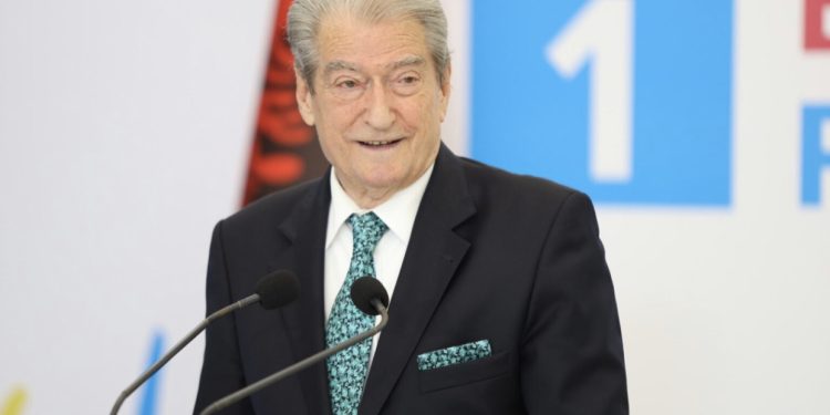 VIDEO/ Sali Berisha mban peng të ardhmen e PD, nuk ka ndërmend të tërhiqet