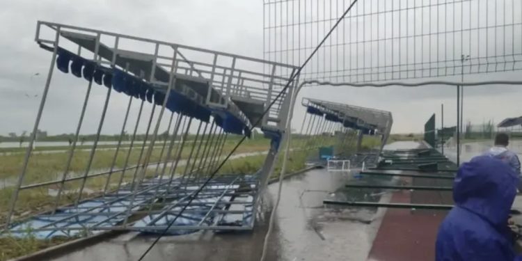 VIDEO/ Shembet tribuna plot me fëmijë, një i vdekur dhe 26 të plagosur