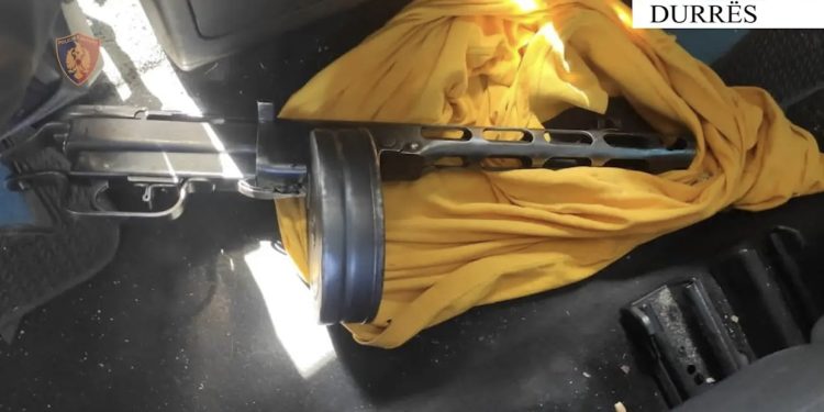 VIDEO/ Shkoi të vrasë gruan, policia e Durrësit parandalon krimin në minutë të fundit