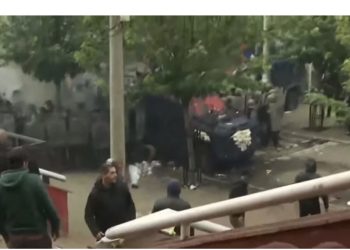 Tensionet në veri, mediat serbe: Dy serbë të plagosur pas përplasjes me KFOR-in, një në gjendje të rëndë