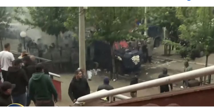 Tensionet në veri, mediat serbe: Dy serbë të plagosur pas përplasjes me KFOR-in, një në gjendje të rëndë