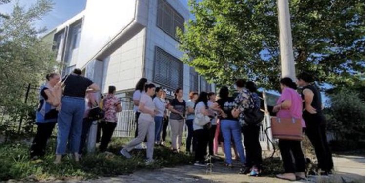 ‘Duam lekët tona’/ Fasoneria turke “Ozgun Kan Albania” në Fier, lë 70 gra pa punë nuk jep rrogat!