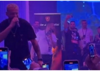 VIDEO: Fansi ‘i çmendur’ i dhuron Rolex-in Luizit gjatë koncertit, ja reagimi i këngëtarit