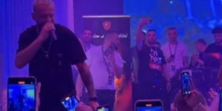 VIDEO: Fansi ‘i çmendur’ i dhuron Rolex-in Luizit gjatë koncertit, ja reagimi i këngëtarit