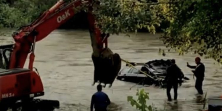 Del FOTO e “BMW”-së së shkatërruar ku humbën jetën 3 anëtarë të familjes Pacolli