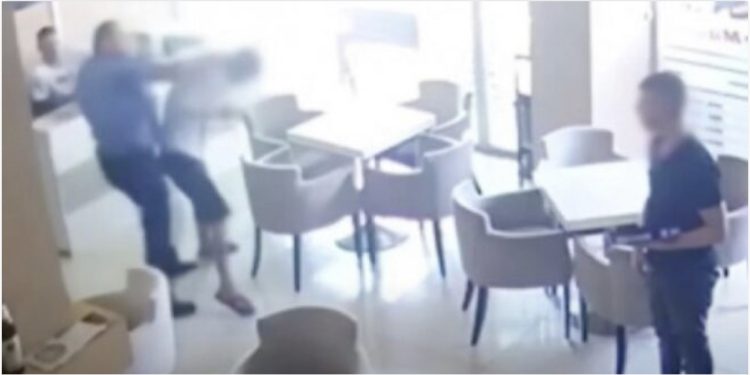 E turpshme! Si shefi i policisë i grabit paratë nga portofoli një qytetari dhe godet me grushta një tjetër