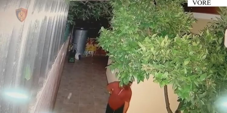 VIDEO/ Ngriti kurthin me tritol për pronarin e shtëpisë, por ra vetë brenda