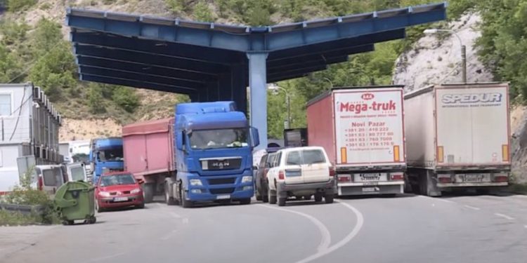 Kosova “hakmerret” për rrëmbimin e 3 policëve, ndalon hyrjen e të gjitha mallrave nga Serbia
