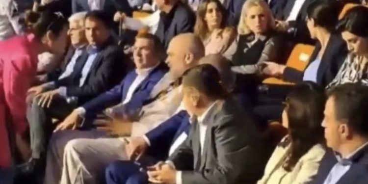 VIDEO: Rama nuk përmbahet në festën e PS-së, shihni sa i nervozuar me ndihmësen e tij