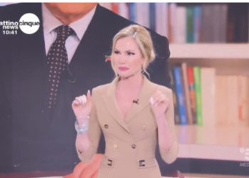VIDEO/ “Nuk mundem më”/ Moderatorja italiane shpërthen në lot për vdekjen e Silvio Berlusconit