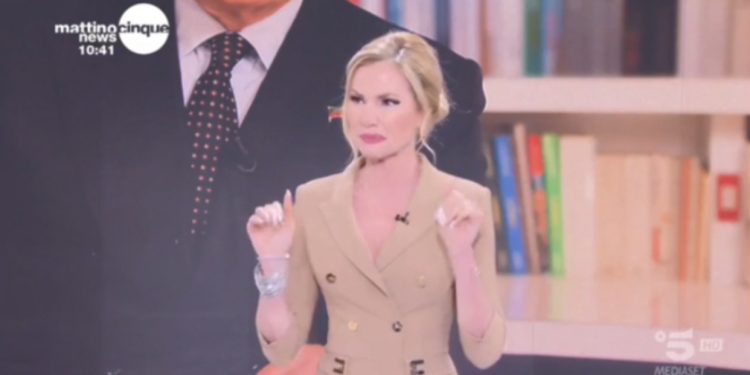 VIDEO/ “Nuk mundem më”/ Moderatorja italiane shpërthen në lot për vdekjen e Silvio Berlusconit