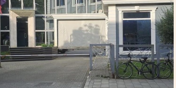 SPAK e kërkonte në Durrës, vetëdorëzohet në drejtorinë e policisë së Tiranës Vangjush Dako