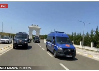 Përplasja brenda kampit në Durrës! Policit i bie të fikët