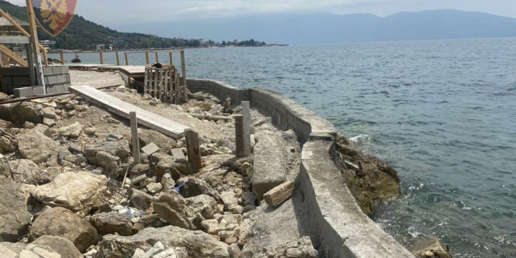 FOTO/ Ndërtoi pa leje në vijën bregdetare, në Radhimë, arrestohet 46-vjeçari