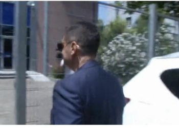 Buzëqeshje e sforcuar dhe heshtje! Prapaskenat, kush e shoqëroi Ahmetajn në SPAK?