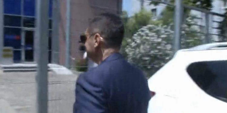 Buzëqeshje e sforcuar dhe heshtje! Prapaskenat, kush e shoqëroi Ahmetajn në SPAK?