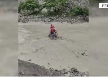 VIDEO/ Me litar në mes të lumit! 7 turistë bllokohen në kanion