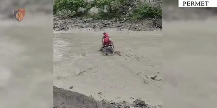 VIDEO/ Me litar në mes të lumit! 7 turistë bllokohen në kanion