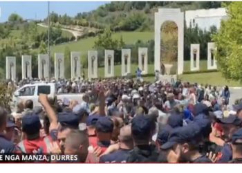 “Dy vdiqën”! Iranianët në protestë! Qindra policë brenda kampit në Manzë