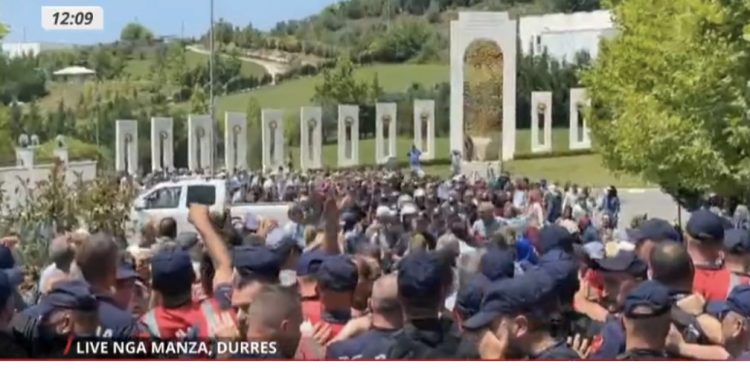 “Dy vdiqën”! Iranianët në protestë! Qindra policë brenda kampit në Manzë